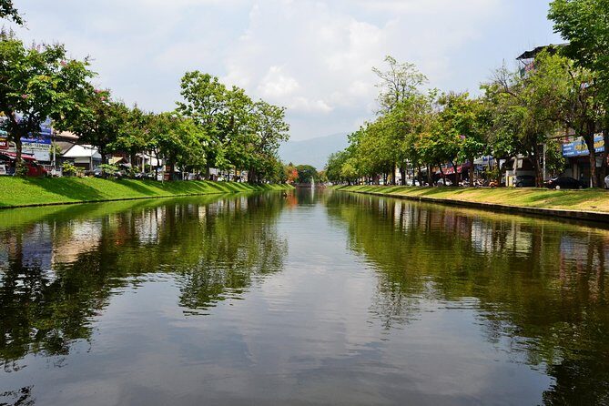 Iconic Half-Day Landmarks & Temples of Chiang Mai - What to do before you go: dress code, shoes, and sun