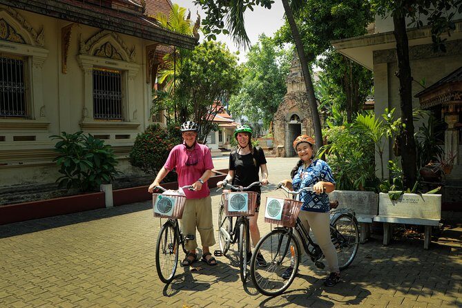 LIFECYCLING - Half Day City Bike Tour - Stop 1: Wat Sri Suphan (the “silver temple” photo break)