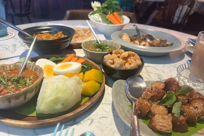 Old Town Chiang Mai Food Tour with 10+ Local Dishes Tastings - Wat Lok Molee wrap-up: a charming temple finish after you eat