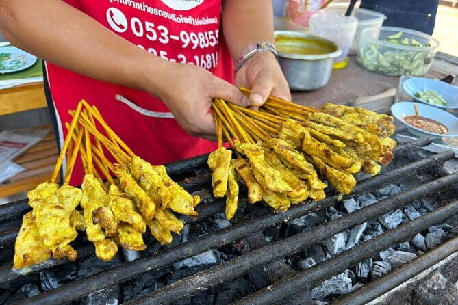 Old Town Chiang Mai Food Tour with 10+ Local Dishes Tastings - Starting at Three Kings Monument: orientation before you eat