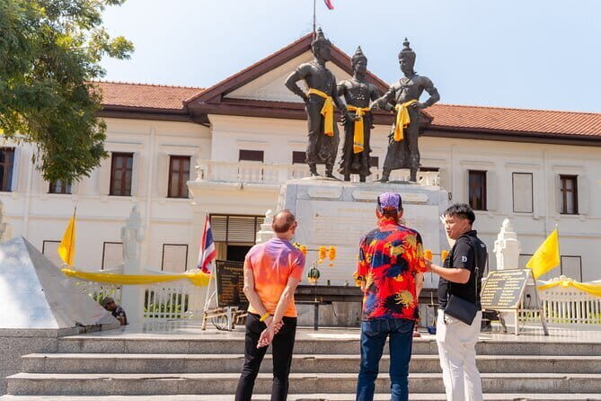 Old Town History and Culture Walking Tour at Chiang Mai - Wat Phra Singh: Lanna Architecture and Lai Kam Murals (Dragon-Year Meaning)