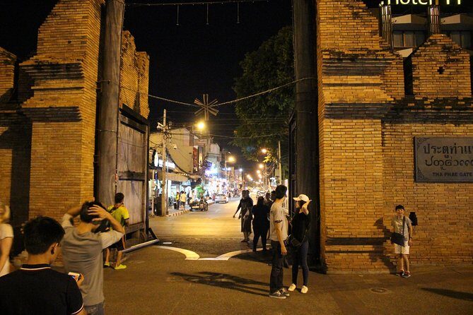 Private Evening! Crisscross Chiang Mai's Night by the classic Tuk Tuk - Hotel pickup and the 6 pm timing rhythm