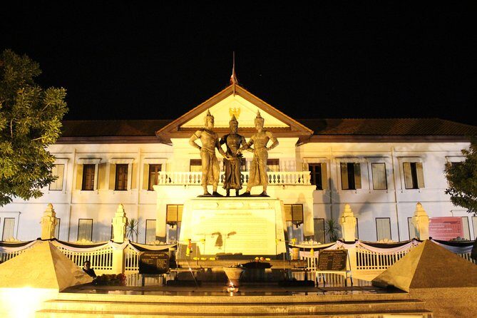 Private Evening! Crisscross Chiang Mai's Night by the classic Tuk Tuk - Three Kings Monument and Tha Pae Gate: photos and old-city scale