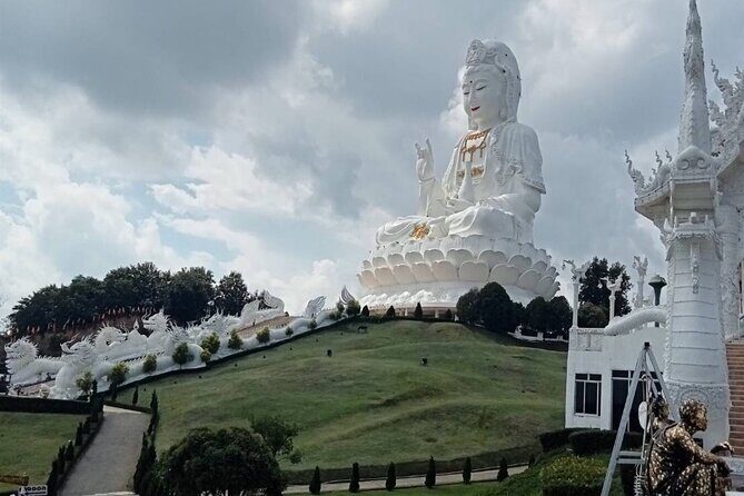 Private Tour Chiang Rai 3 Wonderful Temples & Lalitta Cafe - Wat Huay Pla Kang (Red Temple): mountain views and the feel of arriving