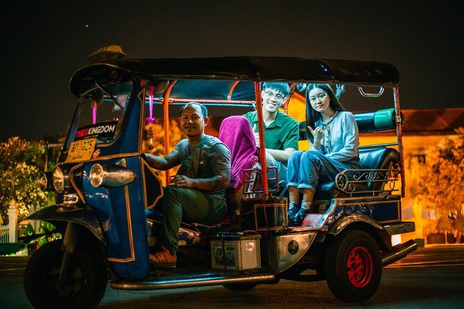 Sunlight or Moonlight: Chiang Mai City Tuk Tuk Tour - Temple stop 1: Wat Chedi Luang Varavihara under the lights