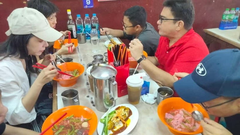 Taste of Chiang Mai: Michelin Guide & Street Food Tour - Warorot Market walking time: what to look for between dishes