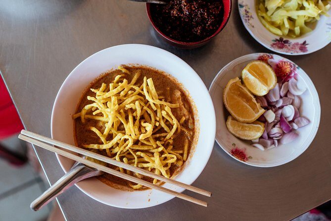 The 10 Tastings of Chiang Mai With Locals: Private Street Food Tour - Wat Mo Kham Tuang: temple details between tastings