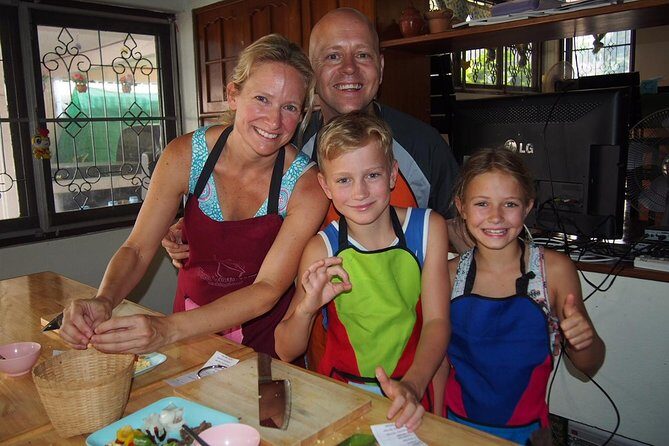 Tomyumthai Cooking Class in Chiang Mai - The shoes-off home-kitchen vibe (and what to bring)