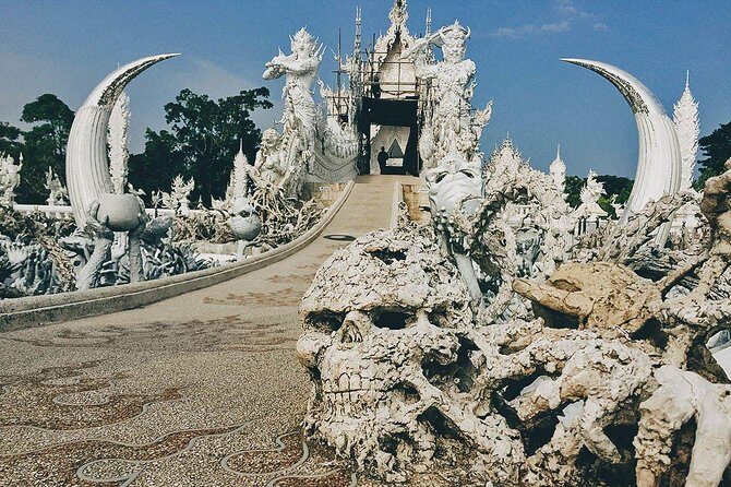 White Temple, Black House Museum and Hot Spring Tour from Chiang Mai (SHA Plus) - The guide makes it: friendly, clear, and ready with direction